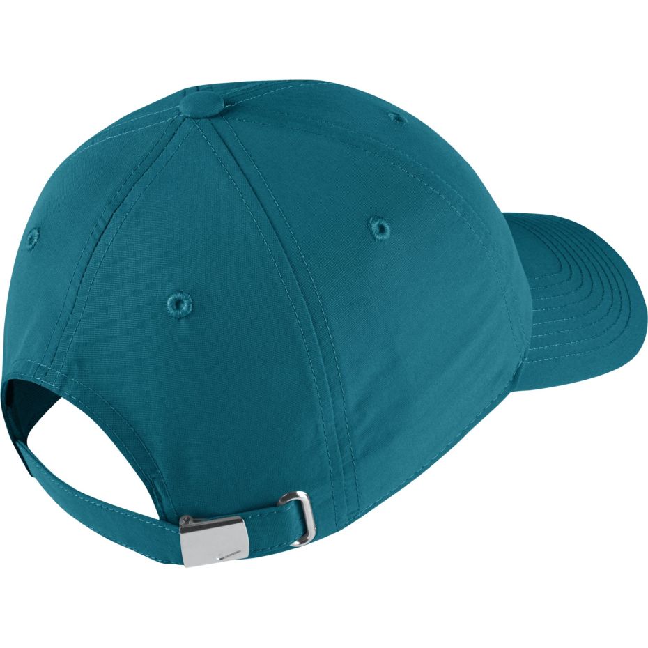 CZAPKA NIKE Z DASZKIEM METAL SWOOSH H86 LOGO 340225 467 - obrazek 2