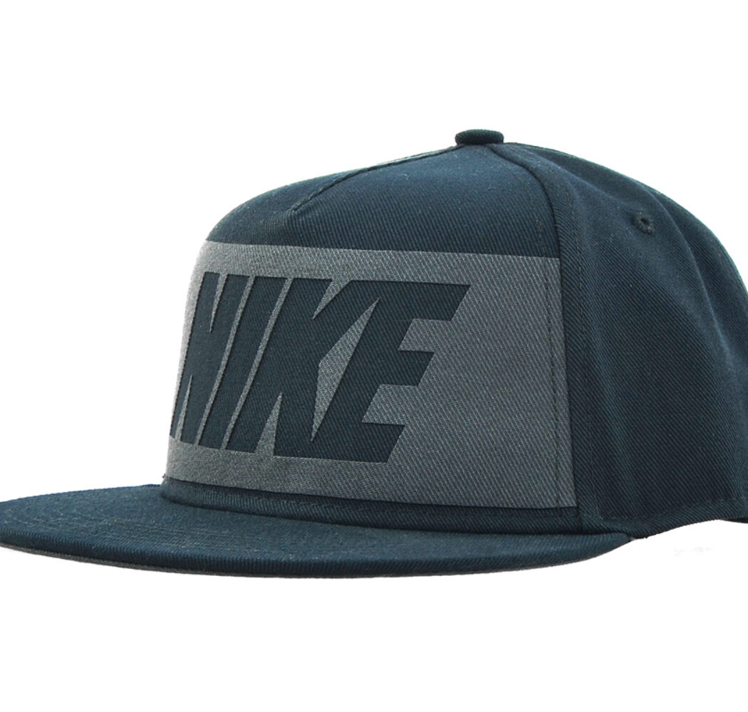 CZAPKA NIKE Z DASZKIEM GFX PACK TRUE JR /739428 010